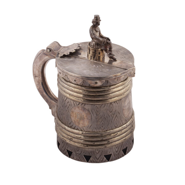 Lot 0076 <br/>A massive Russian trompe l'oeil silver-gilt mug with cast and chased peasant blacksmith on the top <br/>Estimate: 15000-20000€ - Image 2