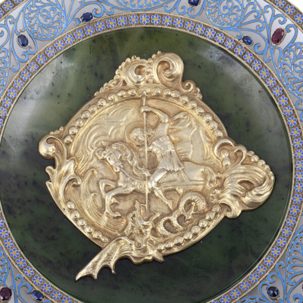 Lot 0105 <br/>An impressive Russian silver-gilt, enamel, gem stones and nephrite plate with St. George conquering the snake <br/>Estimate: 8000-12000€ - Image 2