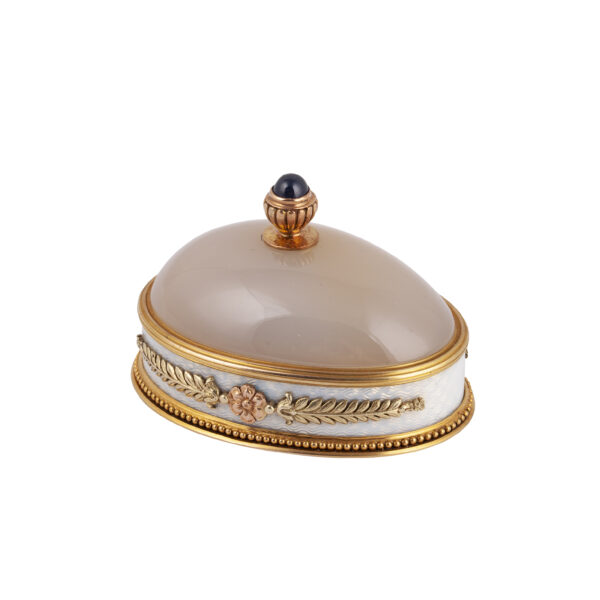 Lot 0106 <br/>A Fabergé silver-gilt and gold, chalcedony, and guilloché enamel bonbonnière in the shape of an egg <br/>Estimate: 12000-15000€