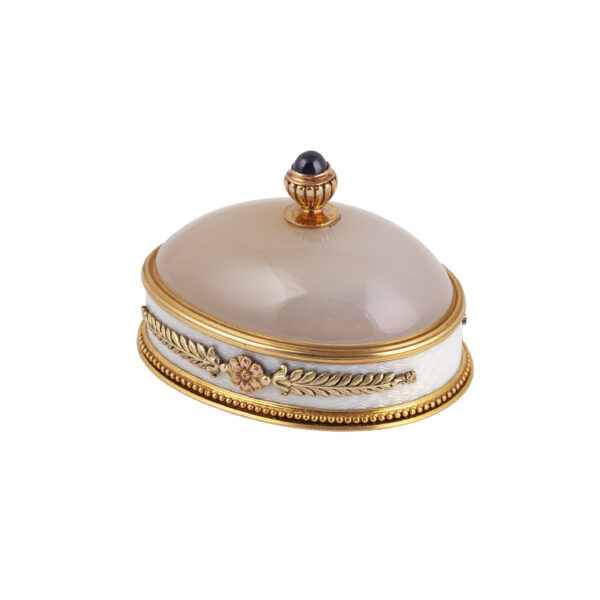 Lot 0106 <br/>A Fabergé silver-gilt and gold, chalcedony, and guilloché enamel bonbonnière in the shape of an egg <br/>Estimate: 12000-15000€ - Image 2