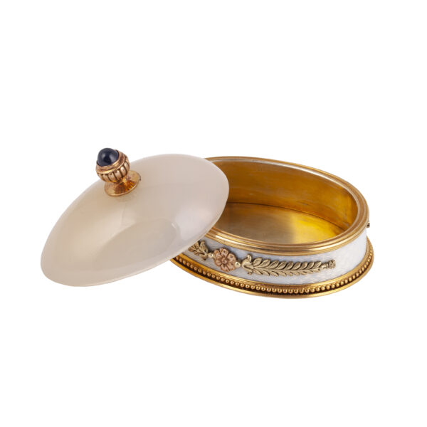 Lot 0106 <br/>A Fabergé silver-gilt and gold, chalcedony, and guilloché enamel bonbonnière in the shape of an egg <br/>Estimate: 12000-15000€ - Image 3