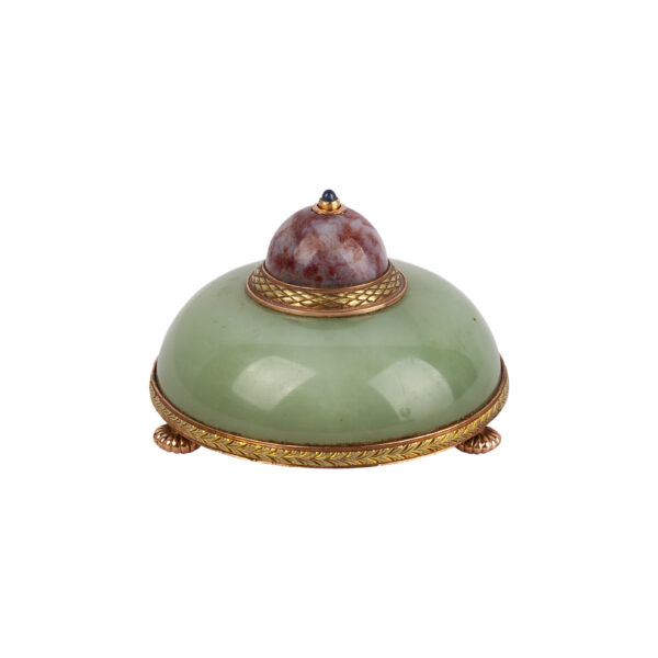 Lot 0107 <br/>A Fabergé gold, nephrite, and jade bellpush <br/>Estimate: 8000-12000€