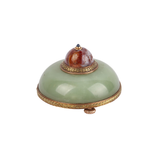 Lot 0107 <br/>A Fabergé gold, nephrite, and jade bellpush <br/>Estimate: 8000-12000€ - Image 2