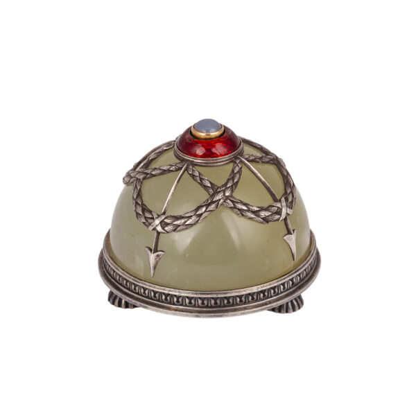 Lot 0109 <br/>A rare Fabergé silver, guilloché enamel and bowenite bellpush with a gold and cabochone button <br/>Estimate: 10000-12000€ - Image 2