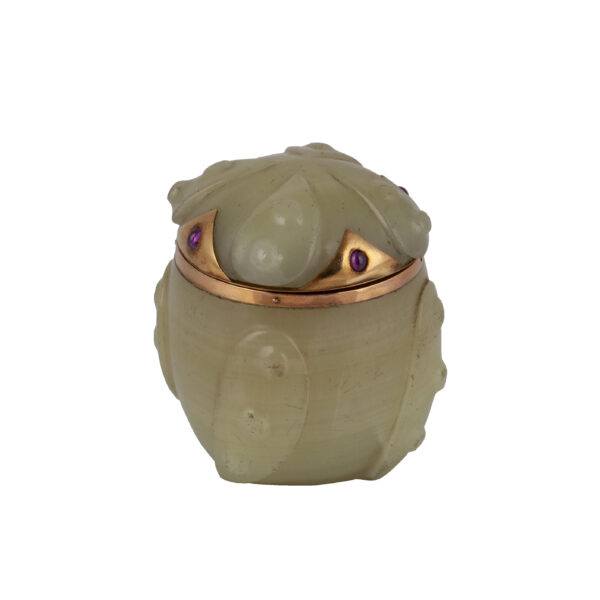 Lot 0114 <br/>A Faberge gold, gemstones and bowenite bonbonniere <br/>Estimate: 10000-12000€