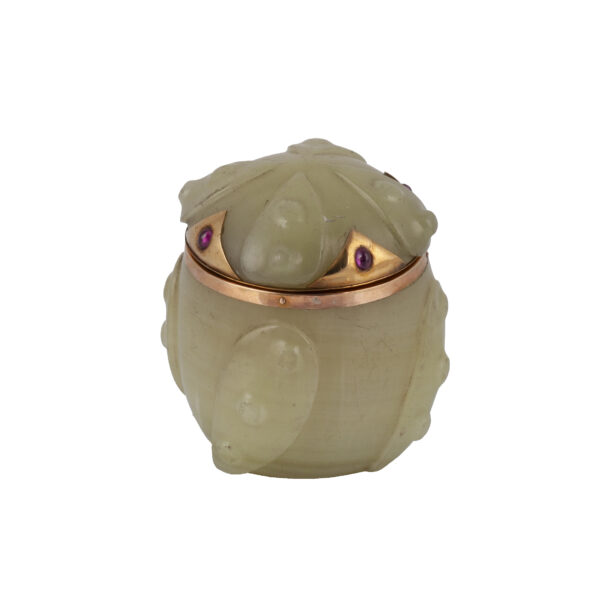 Lot 0114 <br/>A Faberge gold, gemstones and bowenite bonbonniere <br/>Estimate: 10000-12000€ - Image 2