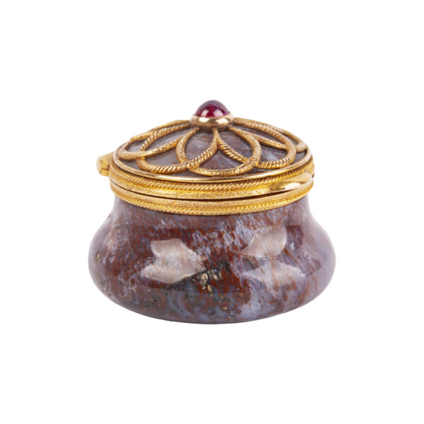 Lot 0115 <br/>A Russian gem-set, agate and golden mount bonbonniere <br/>Estimate: 3500-5000€