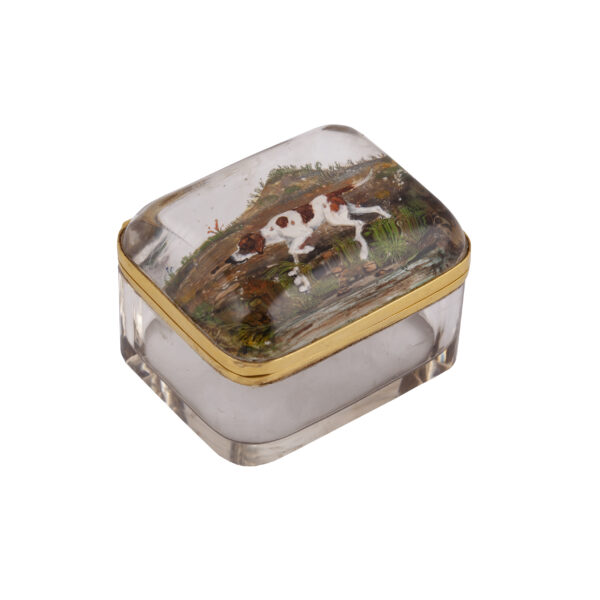 Lot 0118 <br/>A Russian rock crytal box with golden mount "English setter" <br/>Estimate: 2500-3500€