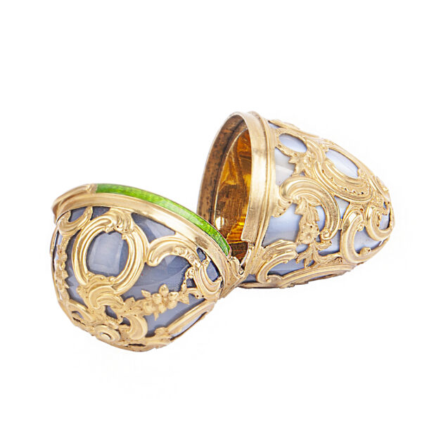 Lot 0119 <br/>A rare Faberge chalcedony, gold and guilloche enamel Easter egg <br/>Estimate: 18000-25000€ - Image 4