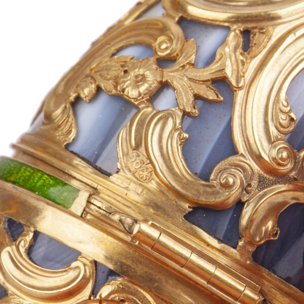 Lot 0119 <br/>A rare Faberge chalcedony, gold and guilloche enamel Easter egg <br/>Estimate: 18000-25000€ - Image 7