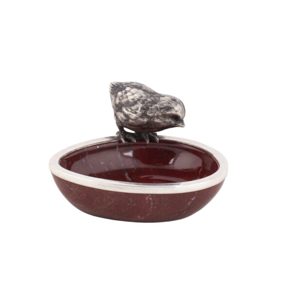 Lot 0120 <br/>A Russian wax jasper decorative tray with a cast silver figurine of a sparrow <br/>Estimate: 2000-2500€