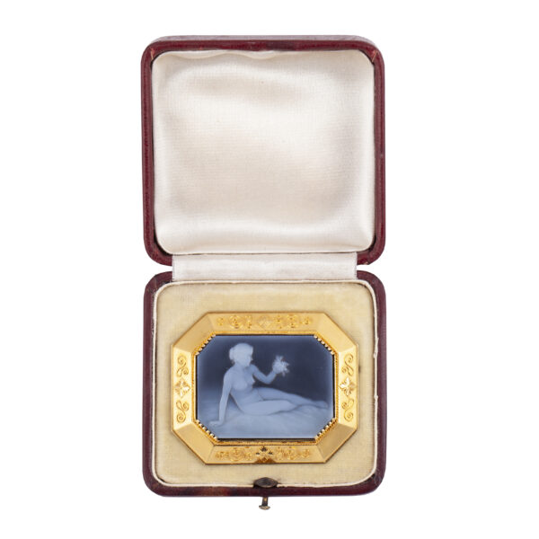 Lot 0123 <br/>An elegant Russian gold and agate cameo broch with a nude <br/>Estimate: 5000-6000€