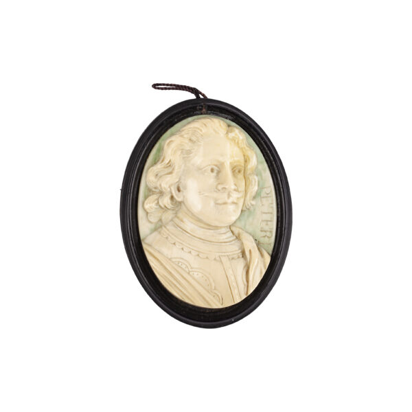 Lot 0127 <br/>A Russian ivory-carved medallion with a portrait of Emperor Peter the Great <br/>Estimate: 1000-1200€