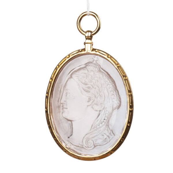 Lot 0130 <br/>A Russian silver-gilt and cut topaz cameo pendant with the portrait of Catherine the Great<br/>Estimate: 4000-6000€ - Image 2