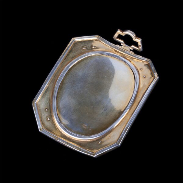 Lot 0131 <br/>A very rare Fabergé medallion with a Minerva cameo on a stand in the shape of an easel <br/>Estimate: 35000-45000€ - Image 4