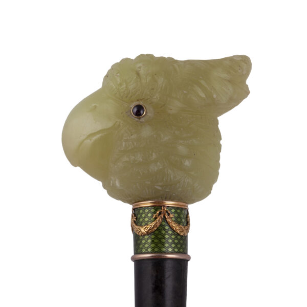 Lot 0133 <br/>A rare Faberge gold, guilloche enamel and bowenite cane in the shape of a parrot head <br/>Estimate: 5000-7000€ - Image 4