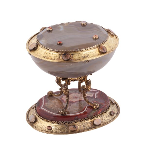 Lot 0143 <br/>A Russian(?) Renaissance cast silver-gilt, cabochons and agate vase with lid <br/>Estimate: 3500-4500€