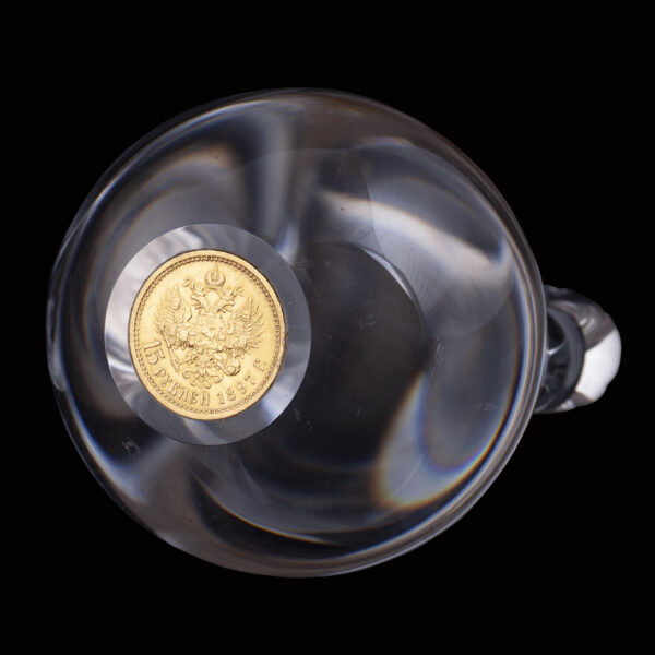 Lot 0146 <br/>An interesting Russian quartz paperweight in the shape of a kettlebell with 15 gold rouble coin <br/>Estimate: 4000-6000€ - Image 3