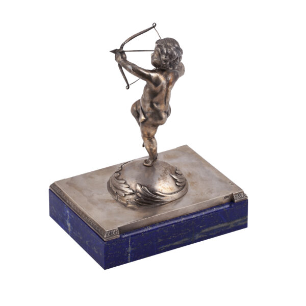 Lot 0152 <br/>A Faberge cast silver and lapis lazuli stone paperweight "Cupid" <br/>Estimate: 4000-6000€ - Image 2