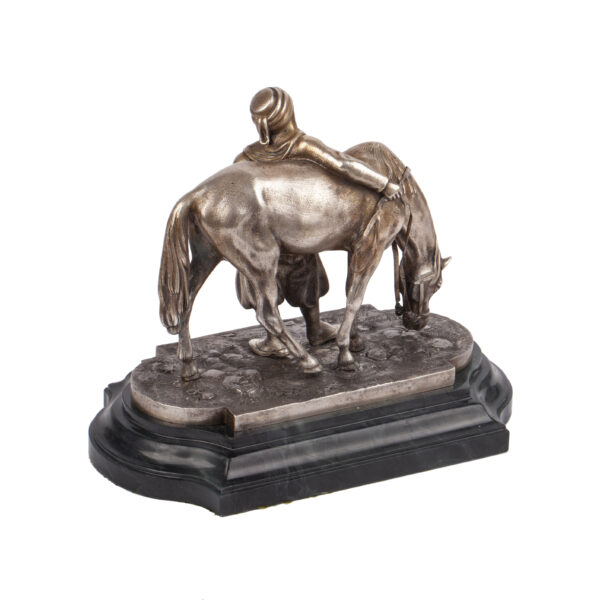 Lot 0156 <br/>A Russian cast silver-gilt and jasper composition "Rest after a Long Journey" <br/>Estimate: 7000-9000€ - Image 2