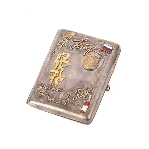 Lot 0160 <br/>A Russian silver-gilt cigarette case with gold and enamel badges <br/>Estimate: 1000-1200€