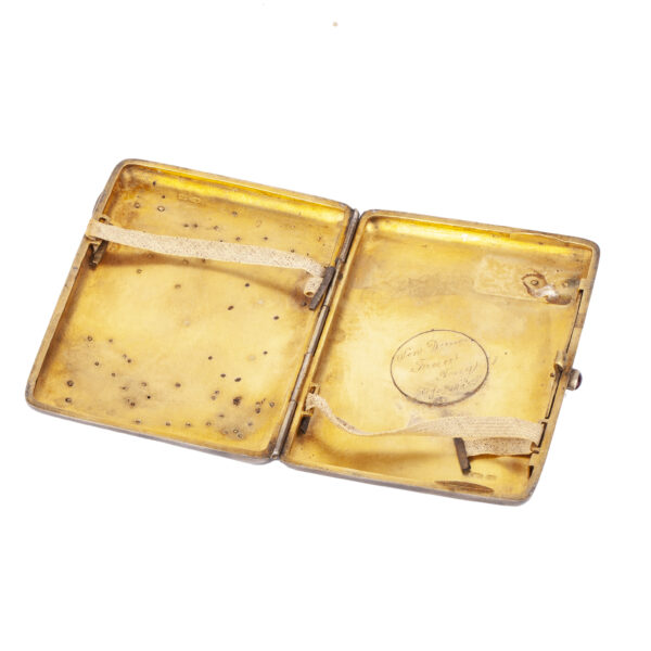 Lot 0160 <br/>A Russian silver-gilt cigarette case with gold and enamel badges <br/>Estimate: 1000-1200€ - Image 2