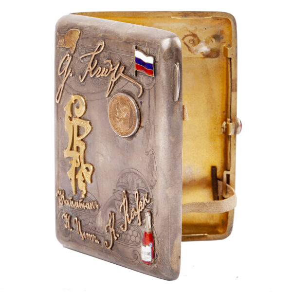 Lot 0160 <br/>A Russian silver-gilt cigarette case with gold and enamel badges <br/>Estimate: 1000-1200€ - Image 7