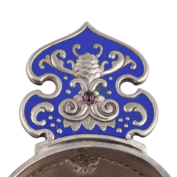 Lot 0173 <br/>A Faberge silver-gilt and opaque enamel kovsh <br/>Estimate: 7000-9000€ - Image 7