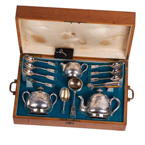 Lot 0176 <br/>A Russian complete silver-gilt tea set. P. Ovchinnikov <br/>Estimate: 6000-8000€