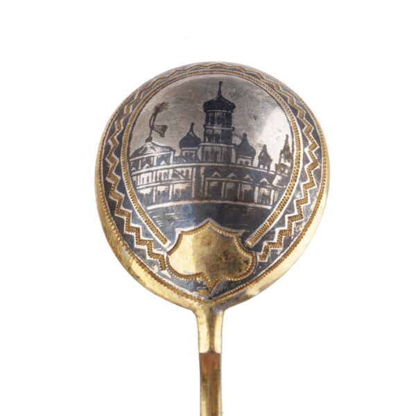 Lot 0177 <br/>A Russian silver-gilt and niello tea spoon set with Moscow views <br/>Estimate: 800-1000€ - Image 3