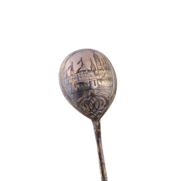 Lot 0178 <br/>A Russian silver-gilt and niello tea spoon set with Kremlin views <br/>Estimate: 900-1000€ - Image 4