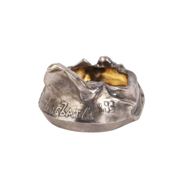 Lot 0180 <br/>An unusual Russian cast silver ashtray "Bogatyrskaya Zastava" with a proverb <br/>Estimate: 2500-3500€ - Image 2