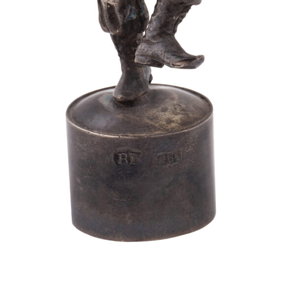 Lot 0184 <br/>A Russian cast silver bottle stopper "Dancing Peasant" <br/>Estimate: 500-700€ - Image 5