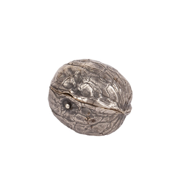 Lot 0185 <br/>A Russian cast silver snuff box in the shape of a nut <br/>Estimate: 600-800€