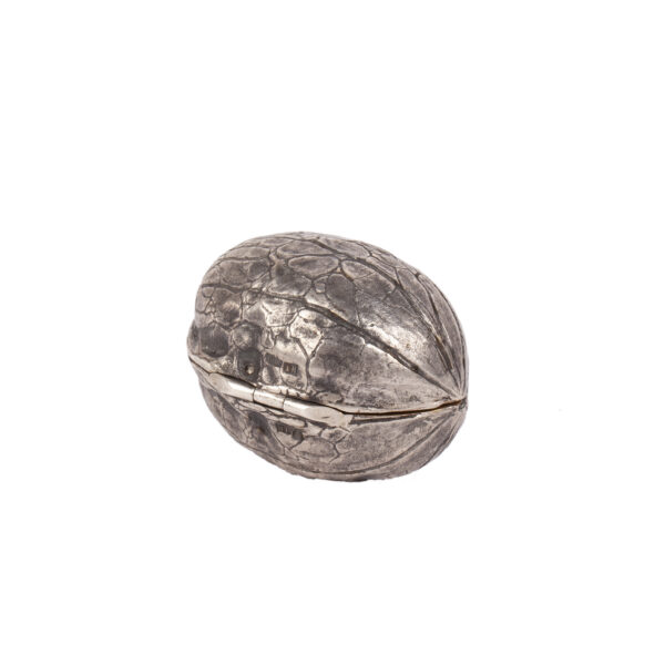 Lot 0185 <br/>A Russian cast silver snuff box in the shape of a nut <br/>Estimate: 600-800€ - Image 2