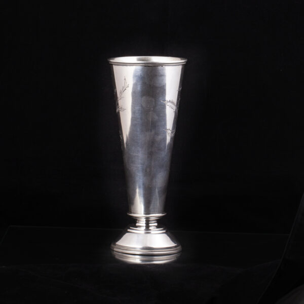 Lot 0188 <br/>A Russian silver goblet with floral engravings <br/>Estimate: 700-800€ - Image 2