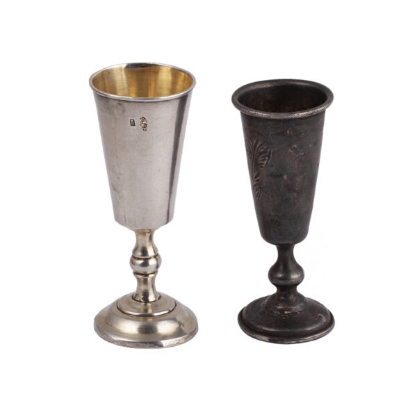 Lot 0195 <br/>A pair of small silver shot glasses <br/>Estimate: 70-100€ - Image 2