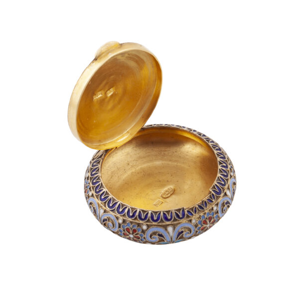 Lot 0200 <br/>A Russian silver-gilt and cloisonne enamel pill box <br/>Estimate: 500-700€ - Image 4