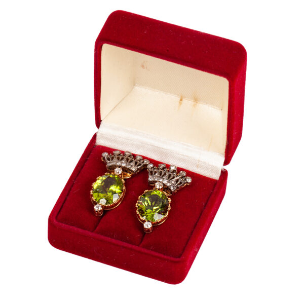 Lot 0210 <br/>A pair of 18K gold crown earrings with diamonds and olivine (peridot) stones <br/>Estimate: 1500-2000€