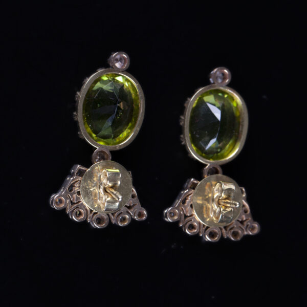 Lot 0210 <br/>A pair of 18K gold crown earrings with diamonds and olivine (peridot) stones <br/>Estimate: 1500-2000€ - Image 3