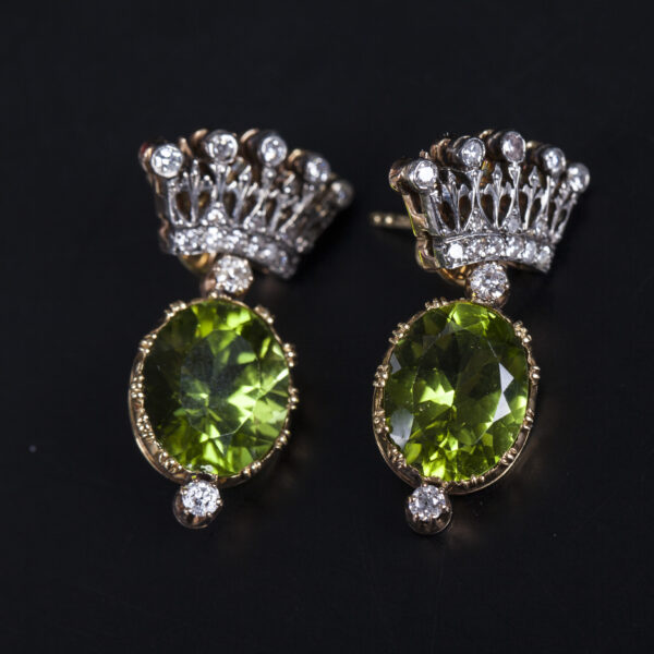 Lot 0210 <br/>A pair of 18K gold crown earrings with diamonds and olivine (peridot) stones <br/>Estimate: 1500-2000€ - Image 4