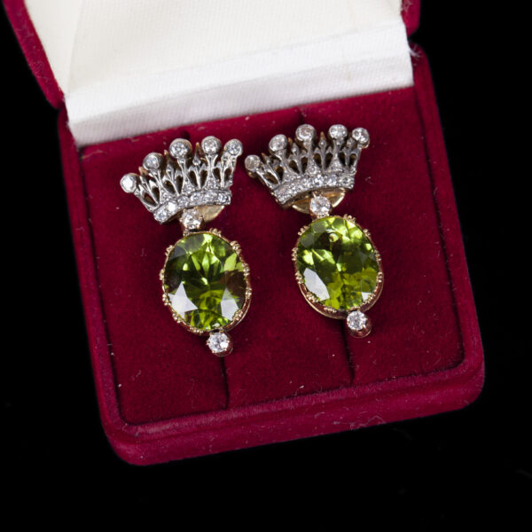 Lot 0210 <br/>A pair of 18K gold crown earrings with diamonds and olivine (peridot) stones <br/>Estimate: 1500-2000€ - Image 5