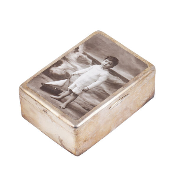 Lot 0211 <br/>A rare sterling silver box with a grisaille portrait <br/>Estimate: 800-1000€