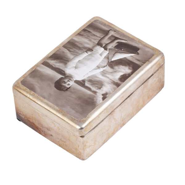 Lot 0211 <br/>A rare sterling silver box with a grisaille portrait <br/>Estimate: 800-1000€ - Image 2