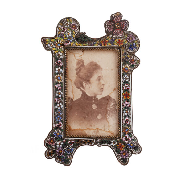 Lot 0213 <br/>A Russian Art Nouveau-style brass and champlevé enamel photo frame <br/>Estimate: 80-120€