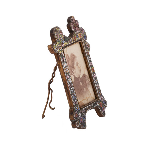 Lot 0213 <br/>A Russian Art Nouveau-style brass and champlevé enamel photo frame <br/>Estimate: 80-120€ - Image 2