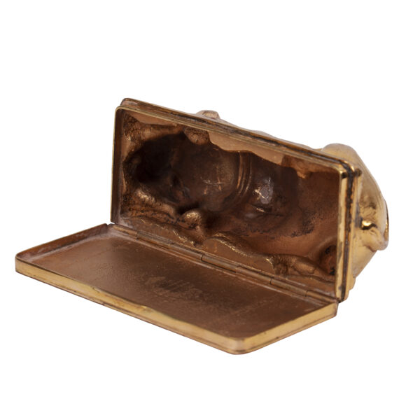 Lot 0215 <br/>A gilt metal snuff-box in the shape of a dog (pug) <br/>Estimate: 400-500€ - Image 4