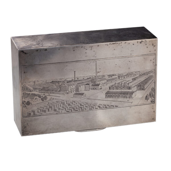 Lot 0023 <br/>A Russian silver-gilt cigar box with Estonian dedication sign <br/>Estimate: 4000-5000€ - Image 3