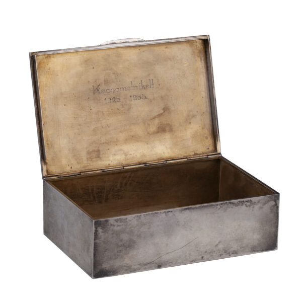 Lot 0023 <br/>A Russian silver-gilt cigar box with Estonian dedication sign <br/>Estimate: 4000-5000€ - Image 4