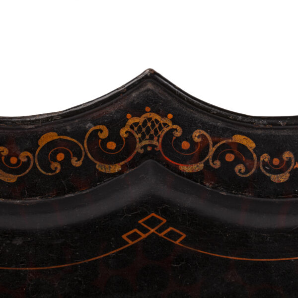 Lot 0241 <br/>A large Russian black lacquer tray <br/>Estimate: 250-300€ - Image 4